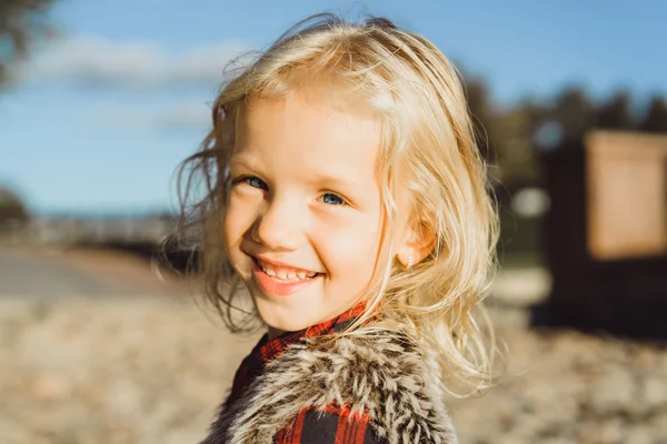 Retrato de menina hispânica com olhos azuis profundos — Fotografia de Stock