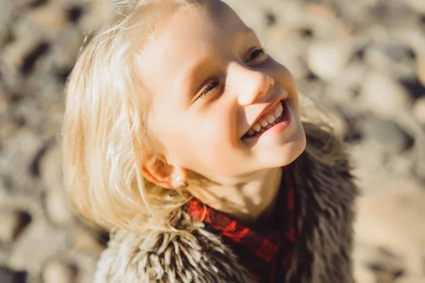 Portret van Spaanse meisje met diep blauwe ogen — Stockfoto