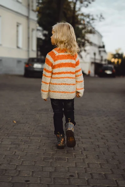 Petite fille mignonne marchant dans la rue — Photo