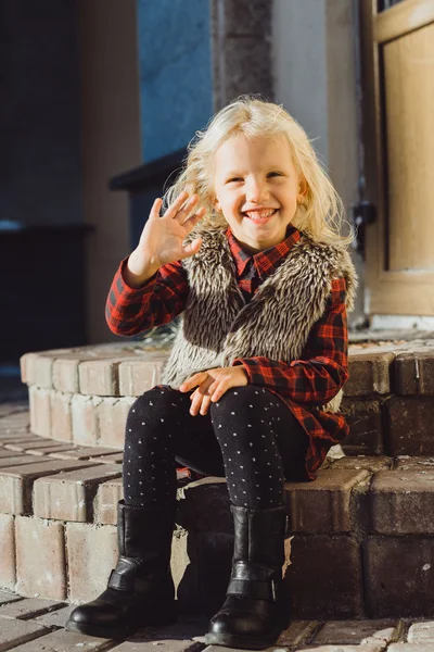 Portret van Spaanse meisje met diep blauwe ogen — Stockfoto