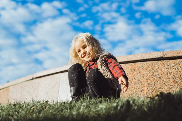 Retrato de menina hispânica — Fotografia de Stock