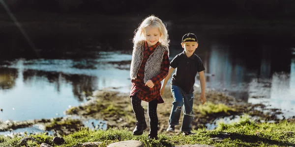 Fratello e sorella al parco — Foto Stock