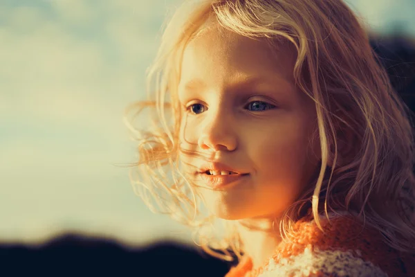 Retrato de niña hispana — Foto de Stock