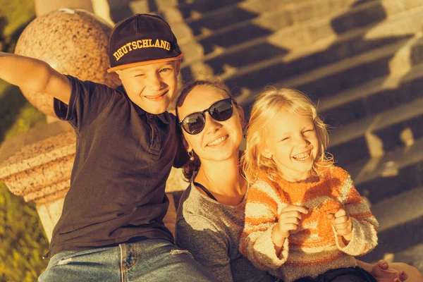 Mère avec des enfants au parc — Photo