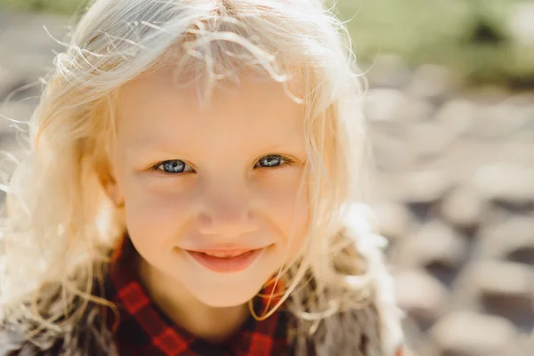 Portret van Spaanse meisje met diep blauwe ogen — Stockfoto