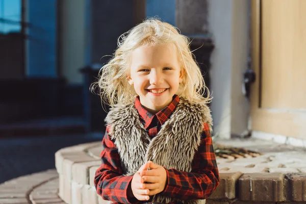 Portret van Spaanse meisje met diep blauwe ogen — Stockfoto