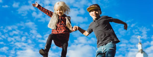 Brother and sister at the park — Stock Photo, Image