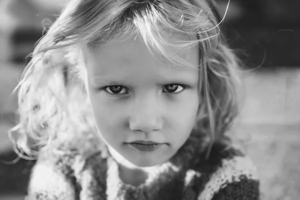 Portrait of hispanic girl with deep blue eyes — Stock Photo, Image