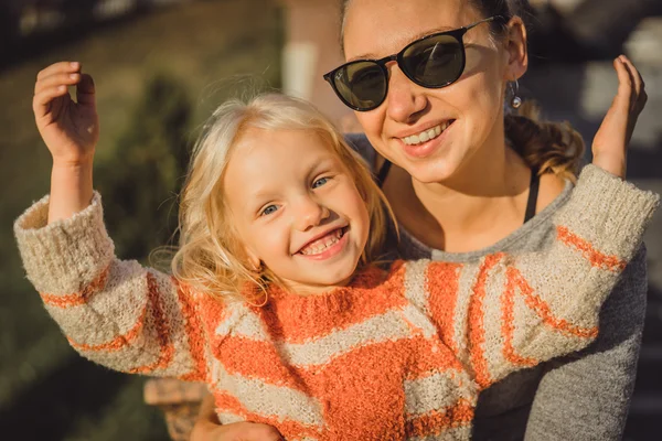 Jeune mère avec fille mignonne — Photo