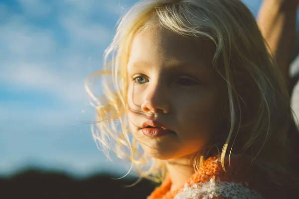 Porträtt av spansktalande liten flicka — Stockfoto