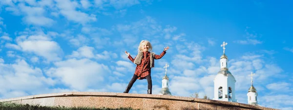 Söt och ung glad liten flicka i parken — Stockfoto