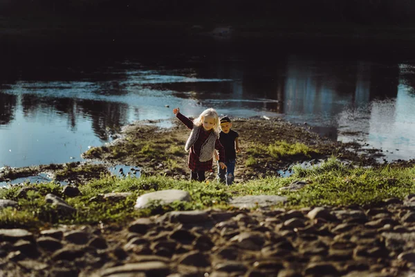 Broer en zus op het park — Stockfoto