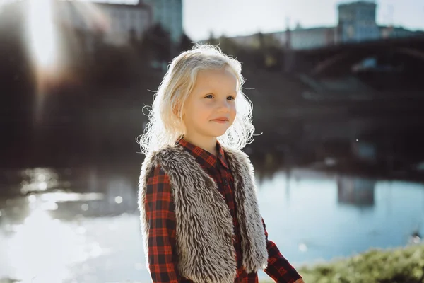 Retrato de menina hispânica com olhos azuis profundos — Fotografia de Stock