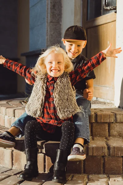 Feliz hermano y hermana sonriendo y abrazando —  Fotos de Stock