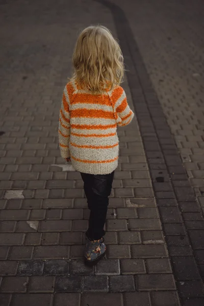 Милая маленькая девочка, идущая по улице — стоковое фото