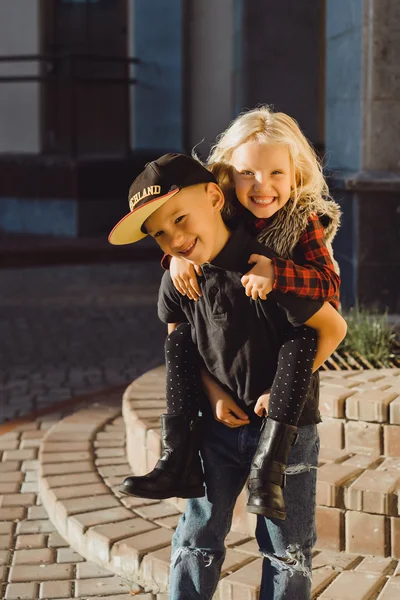 Glückliches Geschwisterpaar lächelnd und umarmend — Stockfoto
