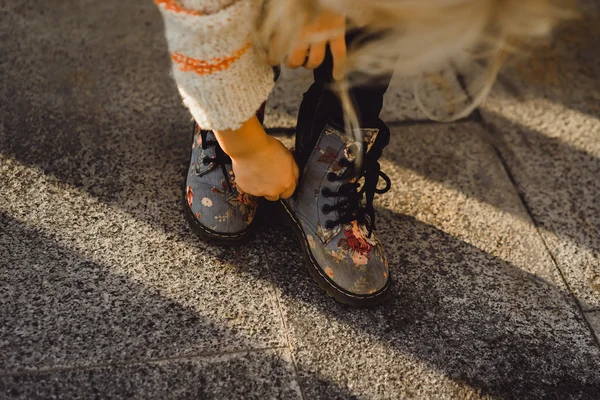 Malá dívka staví na boty — Stock fotografie