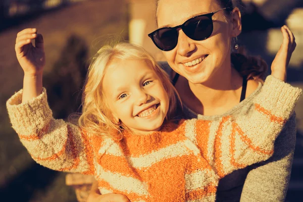 Joven madre con linda hija — Foto de Stock