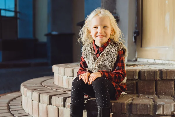 Portret van Spaanse meisje met diep blauwe ogen — Stockfoto