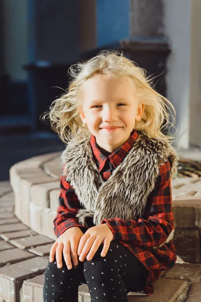 Retrato de menina hispânica com olhos azuis profundos — Fotografia de Stock