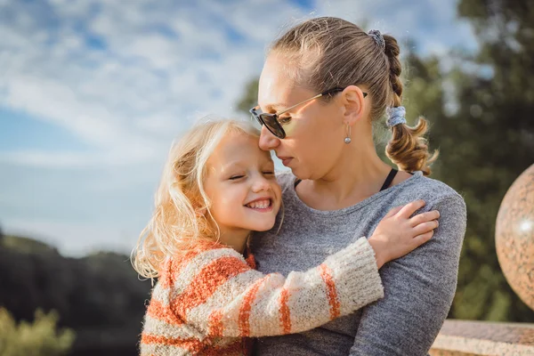 Jovem mãe com filha bonito — Fotografia de Stock