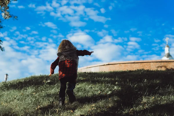 Carino e giovane bambina felice nel parco — Foto Stock