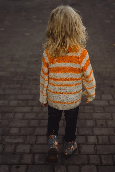 Niedliches kleines Mädchen, das die Straße hinuntergeht — Stockfoto
