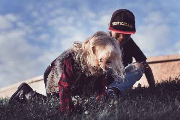 Bror och syster på park — Stockfoto