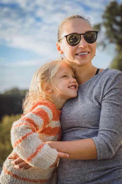 Junge Mutter mit süßer Tochter — Stockfoto