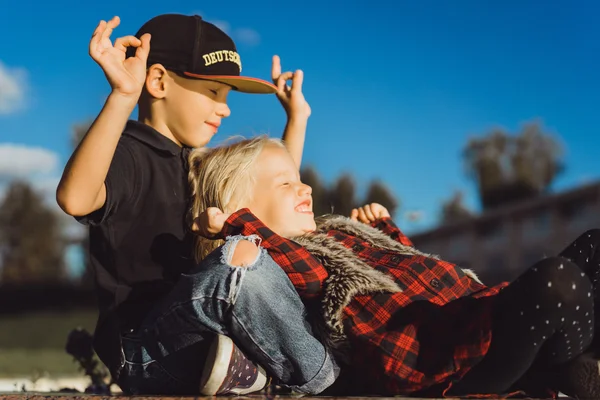 Brother and sister at the park — Stock Photo, Image