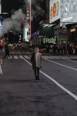 Mutlu moda kadını Times Meydanı, NYC 'de olduğu için heyecanlı.