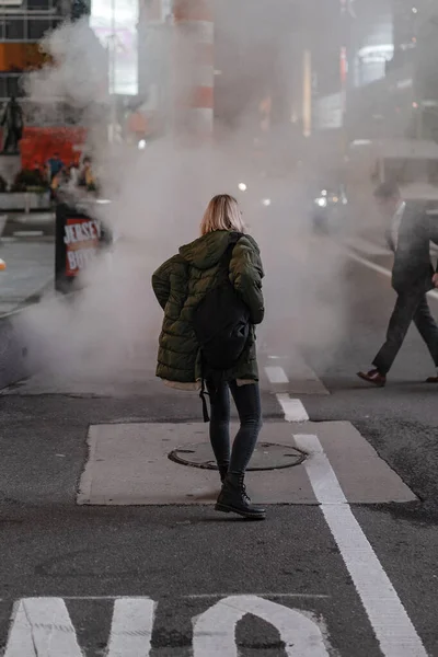 Szczęśliwa Kobieta Mody Podekscytowany Aby Być Times Square Nyc — Zdjęcie stockowe