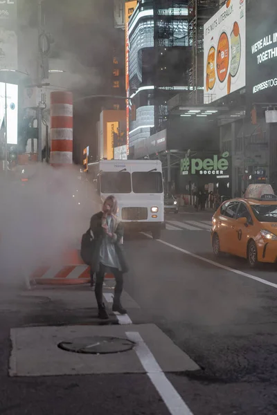 Feliz Mujer Moda Emocionada Estar Times Square Nueva York — Foto de Stock