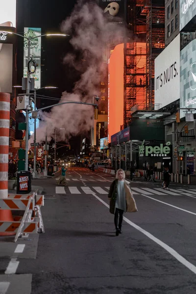 Feliz Mujer Moda Emocionada Estar Times Square Nueva York —  Fotos de Stock