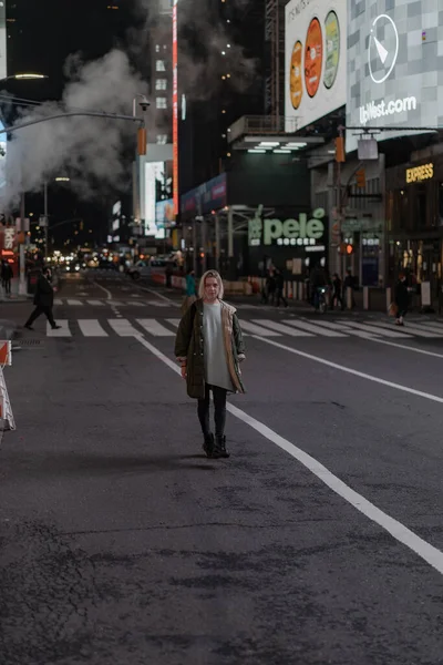 Feliz Mujer Moda Emocionada Estar Times Square Nueva York — Foto de Stock