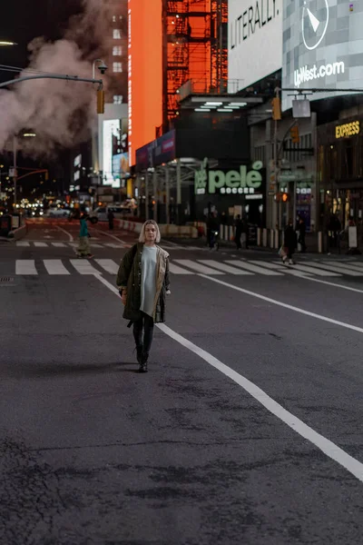 Feliz Mujer Moda Emocionada Estar Times Square Nueva York — Foto de Stock