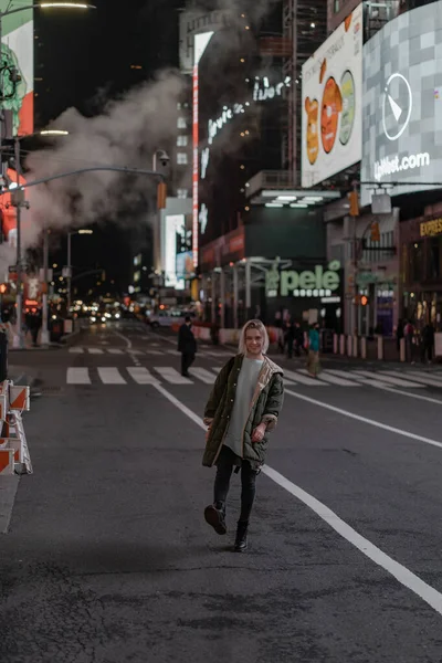 Feliz Mujer Moda Emocionada Estar Times Square Nueva York — Foto de Stock