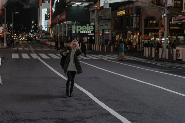 Femme Mode Heureuse Excitée Être Times Square Nyc — Photo