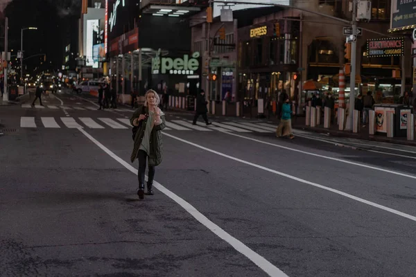 Szczęśliwa Kobieta Mody Podekscytowany Aby Być Times Square Nyc — Zdjęcie stockowe