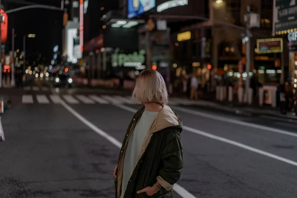 Szczęśliwa Kobieta Mody Podekscytowany Aby Być Times Square Nyc — Zdjęcie stockowe