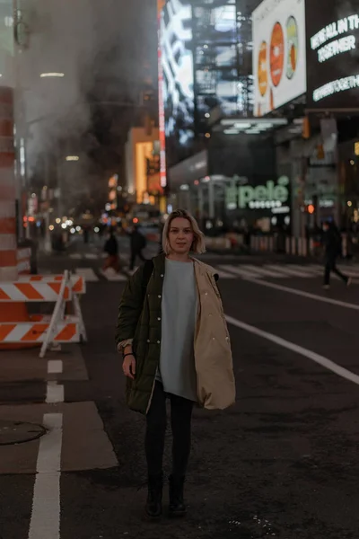 Szczęśliwa Kobieta Mody Podekscytowany Aby Być Times Square Nyc — Zdjęcie stockowe