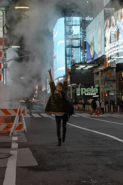 Szczęśliwa Kobieta Mody Podekscytowany Aby Być Times Square Nyc — Zdjęcie stockowe