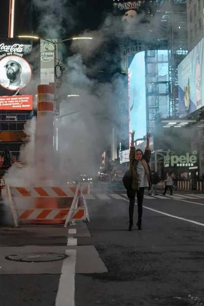 Feliz Mujer Moda Emocionada Estar Times Square Nueva York — Foto de Stock