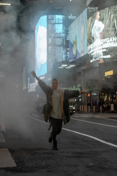 Feliz Mujer Moda Emocionada Estar Times Square Nueva York — Foto de Stock