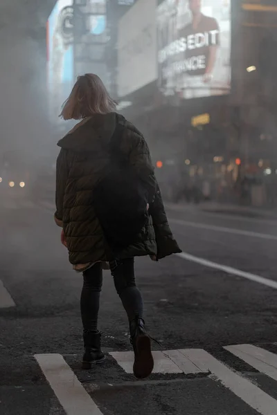 Happy Fashion Vrouw Enthousiast Times Square Nyc — Stockfoto