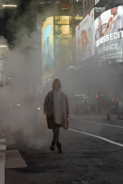 Szczęśliwa Kobieta Mody Podekscytowany Aby Być Times Square Nyc — Zdjęcie stockowe