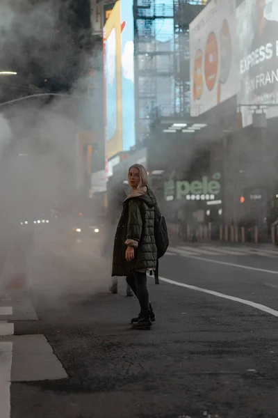 Mulher Moda Feliz Animado Para Estar Times Square Nyc — Fotografia de Stock