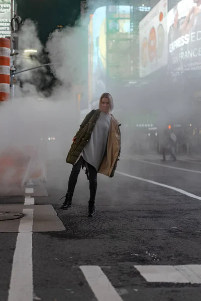 Happy Fashion Woman Excited Times Square Nyc — Stock fotografie