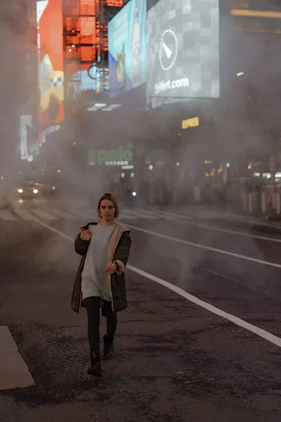 幸せなファッションの女性は タイムズ スクエア ニューヨークにいることに興奮 — ストック写真