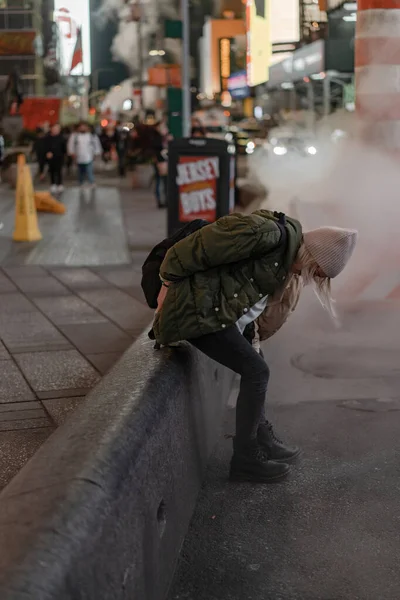 Mulher Moda Feliz Animado Para Estar Times Square Nyc — Fotografia de Stock